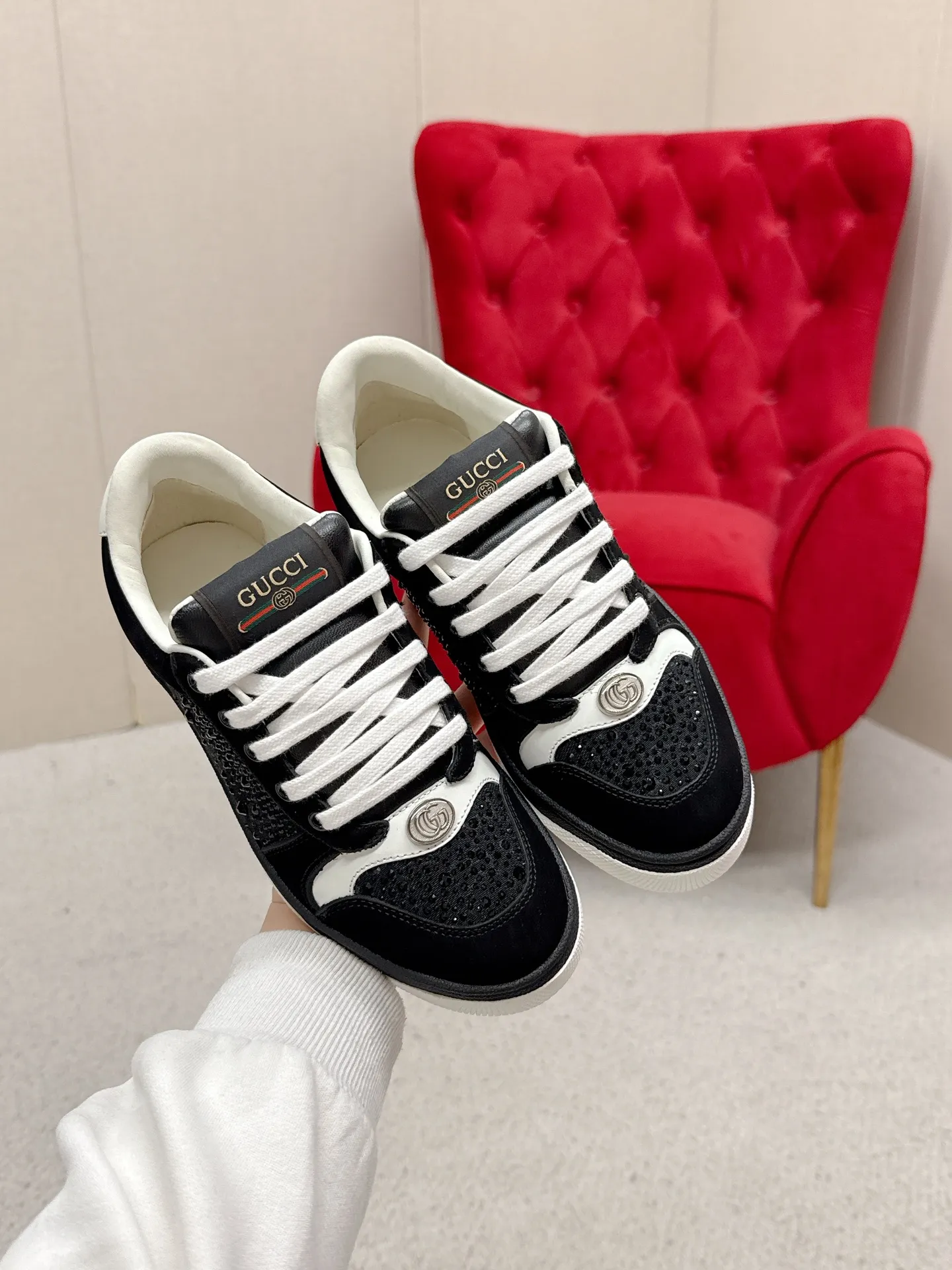 👟👟Ex-factory price 480👟👟 Women's Shoes Women's Clothes Women's Shoes Women's Clothes Women's Shoes Women's Clothes Gucci——Purchase version GG series distressed dirty shoes-hot style is coming! 9 times out of 10 sales, you will definitely get the money. Ready stock! Spot goods! Spot goods! New colors added - the ultimate version on the market! Purchase the original version and develop it... fabric, material, outsole, and details can be compared at will! Open-mold Swarovski one-to-one replica rhinestone chain...Metal cherry pendant...Metal double G crystal cylindrical mark...Gucci original customized narrow webbing...Super flash series - flash diamond chain. The cherry decoration is detachable and can be changed into two to match with each other to show your personality. Exclusive color-brushed cowhide fabric. Hand-made distressed is very textured and has a sense of luxury! The details of the workmanship can be seen in the drawings, and no line is missed. The original terry cloth is delicate, soft and more comfortable and breathable. The privately stamped two-color original TPU outsole (lower layer is wider, upper layer is narrower). Matching packaging⭐️ Size: Female 35-40 (Female 41)